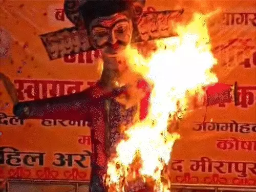 बरगद घाट पर जला रावण, BJP विधायक बोले- हिंदू बंटे तो अतीक-मुख्तार आएंगे