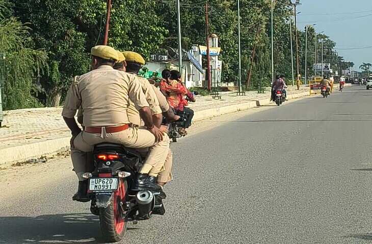 3 पुलिसवालों को हेलमेट की याद दिलाई, फिर जो हुआ वो कैमरे में कैद
