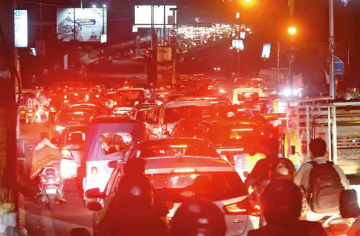 बाणगंगा रोड पर शोभायात्रा के चलते ट्रैफिक रोका, दोनों तरफ एक घंटे तक फंसे रहे वाहन