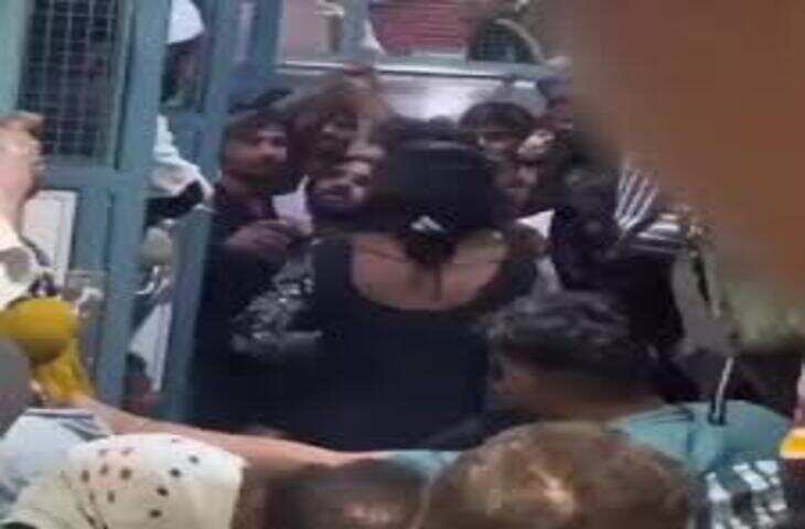 ट्रेन में भीख मांगने को लेकर बवाल, ट्रांसजेंडर की पिटाई का वीडियो वायरल