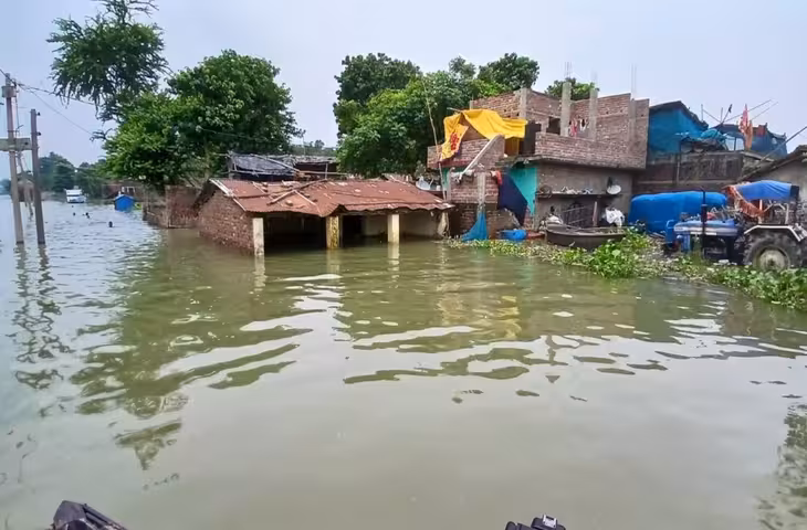 पानी-पानी हुआ घर, लेकिन पेट की भूख नहीं रुकती; बाढ़ के बीच खाना बनाते परिवार का वीडियो