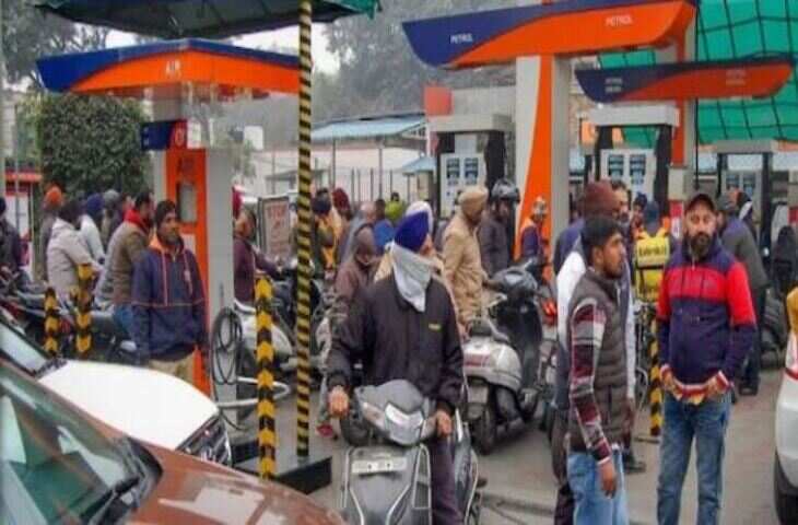 सरकार और ट्रांसपोर्टरों के बीच भले ही सुलह हो गई है, लेकिन फिलिंग स्टेशनों पर पेट्रोल-डीजल के लिए मची मारामारी ने लोगों को नोटबंदी की याद दिला दी है. जिस तरह एटीएम के बाहर सैकड़ों लोगों की लंबी कतारें लगी