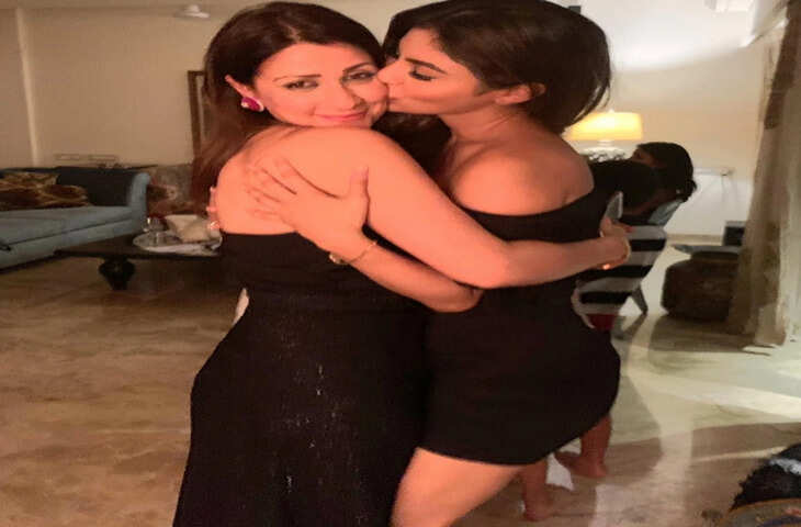 पति को छोड़&nbsp;Mouni Roy ने ये किसको कर दिया Kiss, एक्ट्रेस ने एंजॉय करते शेयर की फोटोज