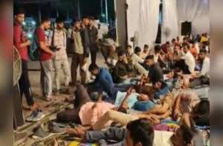 यूपी पुलिस भर्ती परीक्षा: रेलवे स्टेशनों पर उमड़ी अभ्यर्थियों की भीड़, ट्रेन पकड़ने के लिए जान जोखिम में डालते दिखे युवा