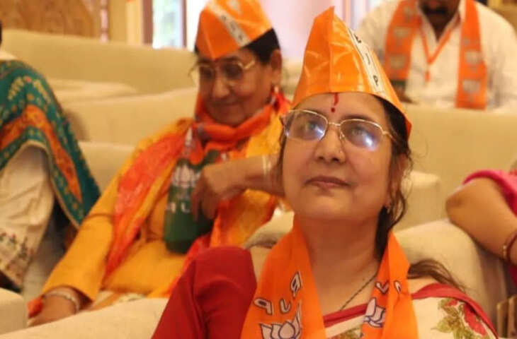 राजस्थान के 10 नगर निगमों के चुनाव परिणामों की तस्वीर धीरे-धीरे साफ हो रही है। बीकानेर में कांग्रेस को स्पष्ट बहुमत मिल गया है। वहीं पाली और अजमेर में भी मुकाबले के बाद निर्दलीय पार्षदों की संख्या महत्वपूर्ण मानी जा रही है। उदयपुर और भीलवाड़ा में भाजपा सबसे बड़ी पार्टी बनकर उभरी है, जिससे यहां भाजपा का मेयर बनने की संभावना मजबूत हो गई है। अलवर, कोटा और जयपुर नगर निगम में भी भाजपा सबसे बड़ी पार्टी बनी है।  पाली-अजमेर में निर्दलीय होंगे किंगमेकर  पाली और अजमेर नगर निगम में किसी एक दल को स्पष्ट बहुमत नहीं मिलने की स्थिति में निर्दलीय पार्षदों की भूमिका अहम हो सकती है। भरतपुर में भी निर्दलीय प्रत्याशी बढ़त बनाए हुए हैं। ऐसे में मेयर के चुनाव में निर्दलीय पार्षद सत्ता की चाबी अपने हाथ में रख सकते हैं।  जोधपुर में भाजपा और कांग्रेस के बीच कांटे की टक्कर चल रही है। यहां भी अंतिम परिणाम और निर्दलीय पार्षदों की संख्या मेयर चुनाव की दिशा तय कर सकती है।  जयपुर में ज्योति खंडेलवाल को बड़ा झटका  जयपुर नगर निगम चुनाव में सबसे बड़े उलटफेर में पूर्व मेयर ज्योति खंडेलवाल चुनाव हार गई हैं। कांग्रेस छोड़कर भाजपा के टिकट पर चुनाव मैदान में उतरीं ज्योति खंडेलवाल वार्ड नंबर 110 से प्रत्याशी थीं। उन्हें कांग्रेस की सुनीता मेठी ने हरा दिया।  ज्योति खंडेलवाल की हार को जयपुर के चुनाव परिणामों का बड़ा राजनीतिक उलटफेर माना जा रहा है। वहीं मेयर पद की दौड़ में शामिल भाजपा नेता सुनील कोठारी ने 900 से ज्यादा वोटों से जीत दर्ज की है। भाजपा ने निवर्तमान मेयर कुसुम यादव का टिकट काटकर सुनील कोठारी को मैदान में उतारा था।  कांग्रेस ने वार्ड 113 में बनाया रिकॉर्ड  जयपुर के वार्ड नंबर 113 में कांग्रेस प्रत्याशी ने रिकॉर्ड जीत दर्ज की है। कांग्रेस उम्मीदवार ने 10,014 वोटों के अंतर से चुनाव जीतकर बड़ी सफलता हासिल की। जयपुर में भाजपा के सबसे बड़ी पार्टी बनने के बावजूद कांग्रेस की इस बड़ी जीत ने मुकाबले को रोचक बना दिया है।  उदयपुर और जोधपुर में बड़े उलटफेर  उदयपुर के वार्ड नंबर 17 से कांग्रेस शहर अध्यक्ष फतेह सिंह राठौड़ की पत्नी पूनम कंवर ने जीत दर्ज की है। वहीं पंजाब के राज्यपाल गुलाबचंद कटारिया के दामाद के भाई आकाश वागरेचा ने वार्ड नंबर 5 से चुनाव जीत लिया है।  जोधपुर में कांग्रेस को बड़ा झटका लगा है। कांग्रेस के शहर जिलाध्यक्ष चुनाव हार गए हैं। उन्हें भाजपा के मेघराज लोहिया ने हराया है। मेघराज लोहिया पूर्व राज्यमंत्री रह चुके हैं। उनकी जीत को जोधपुर के प्रमुख चुनावी उलटफेरों में शामिल किया जा रहा है।  भरतपुर में सबसे ज्यादा मतदान  10 नगर निगमों में मतदान प्रतिशत की बात करें तो भरतपुर में सबसे ज्यादा 73.68 फीसदी मतदान हुआ था। इसके बाद जोधपुर में 71.95 फीसदी वोटिंग हुई। अब मतगणना के नतीजों से यह तय होगा कि मतदाताओं का रुझान किस पार्टी के पक्ष में गया।  कुल मिलाकर राजस्थान के नगर निगम चुनाव में भाजपा कई शहरों में बढ़त बनाती नजर आ रही है, जबकि बीकानेर में कांग्रेस ने स्पष्ट बहुमत हासिल किया है। वहीं पाली, अजमेर, भरतपुर और जोधपुर में निर्दलीय पार्षद मेयर चुनाव में निर्णायक भूमिका निभा सकते हैं।