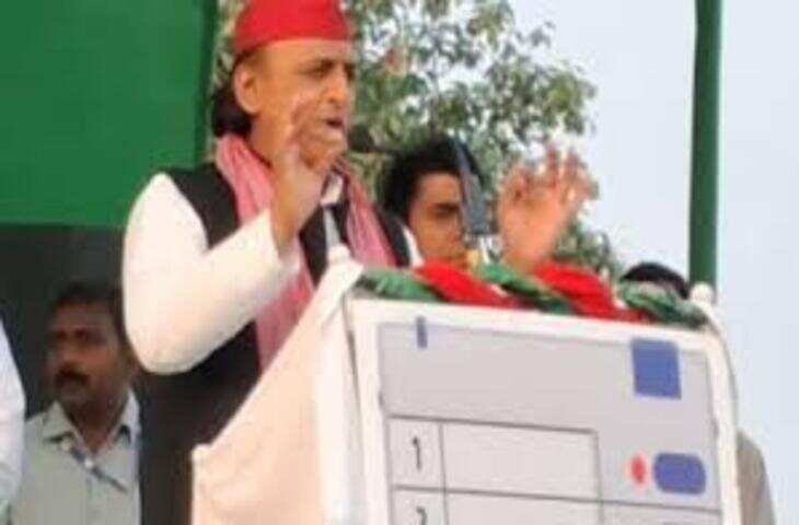 आपस में हंसी-मजाक करते दिखे अखिलेश और केशव मौर्य, वायरल हुई तस्वीर, पटना एयरपोर्ट पर दोनों थे साथ