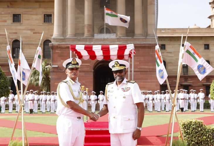 India-Sri Lanka: श्रीलंकाई नौसेना कमांडर की 5 दिवसीय भारत यात्रा, CDS और शीर्ष सैन्य अधिकारियों से की मुलाकात