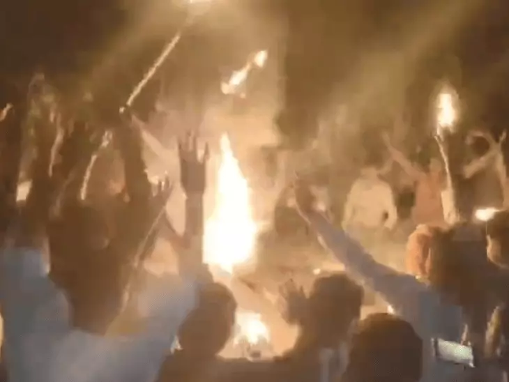 सीहोर में किसानों ने मशाल जुलूस निकालकर किया चक्काजाम, बिजली कटौती और झूलते तारों से परेशान; दिल्ली में आंदोलन की चेतावनी