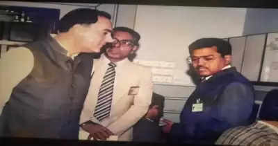 Rajiv Gandhi और Ajit Dobhal की एक पुरानी तस्वीर क्यों हो रही है वायरल !