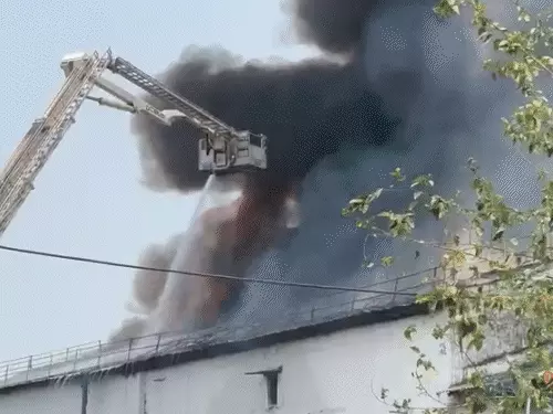 लखनऊ के कोल्ड स्टोरेज में भीषण आग, दूर तक दिखा धुएं का गुबार; 15 दमकल गाड़ियां जुटीं