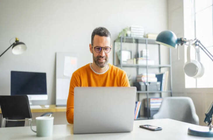 वर्क-फ्रॉम-होम का &lsquo;वायरल वीडियो&rsquo; बना चर्चा का विषय, लोगों ने कहा- &ldquo;ऐसा भी होता है क्या!&rdquo;