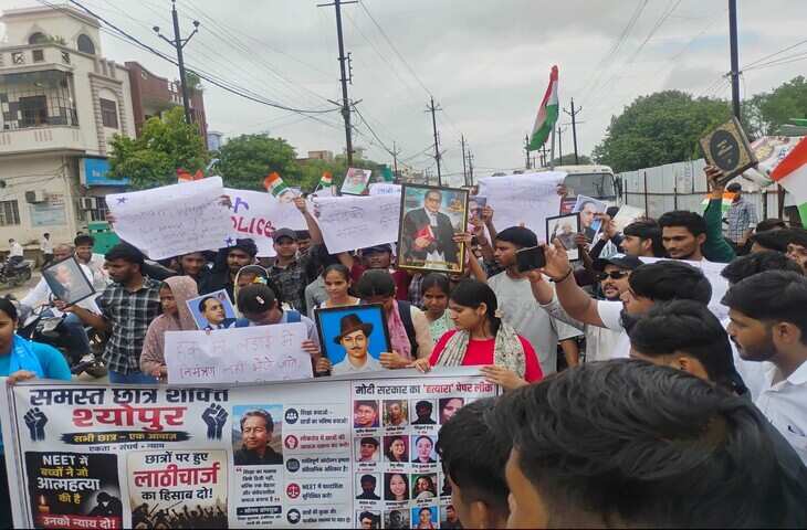 पेपर लीक, प्रदर्शन और इस्तीफा... जानिए 'कॉकरोच' आंदोलन ने कैसे बदल दिया पूरा राजनीतिक समीकरण