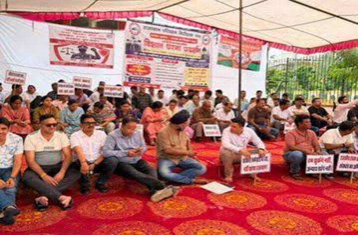 जयपुर में RTO इंस्पेक्टर से मारपीट पर बवाल, वीडियो में जाने परिवहन निरीक्षक संघ का कार्य बहिष्कार जारी; SHO के निलंबन की मांग तेज