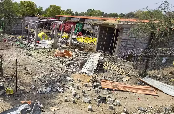 देवास में पटाखा फैक्ट्री में भीषण विस्फोट: मौत का आंकड़ा 5 पहुंचा, कई घायल; राहत-बचाव कार्य जारी