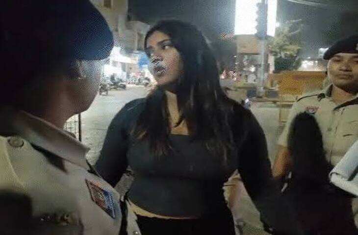गुरुग्राम में शराब की बोतल हाथ में लेकर युवती का हाईवोल्टेज ड्रामा! पुलिस से बहस का VIDEO वायरल