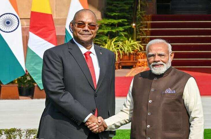 PM मोदी का सेशेल्स दौरा शुरू एयरपोर्ट पर हुआ भव्य स्वागत, खुद लेने पहुंचे राष्ट्रपति हर्मिनी