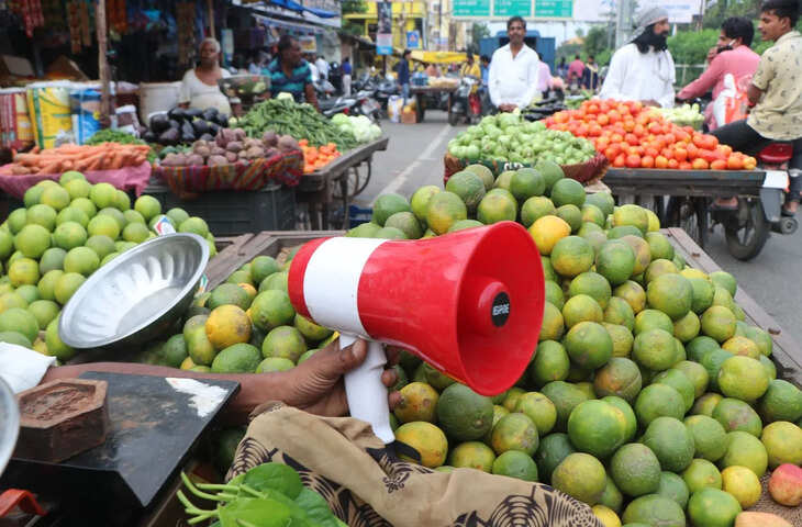 ‘Warning देने का तरीका कैजुअल है....' इंदौर के सब्जी वाले ने लगाया इतना फनी पोस्टर कि ग्राहक हँस-हँसकर लोटपोट, VIDEO हुआ वायरल