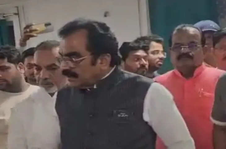 मध्य प्रदेश के छिंदवाड़ा जिले के दौरे पर पहुंचे मंत्री ने जनसुनवाई के दौरान मिली शिकायतों पर कड़ा रुख अपनाया। एक मामले में लापरवाही और शिकायतों को गंभीरता से लेते हुए उन्होंने संबंधित शिक्षिका के निलंबन के निर्देश दिए। साथ ही आगामी जन विश्वास अभियान की तैयारियों की भी विस्तार से समीक्षा कर अधिकारियों को आवश्यक दिशा-निर्देश दिए।  बैठक के दौरान मंत्री ने विभिन्न विभागों की कार्यप्रणाली और लंबित मामलों की जानकारी ली। उन्होंने स्पष्ट कहा कि आम जनता की शिकायतों का समय पर और पारदर्शी तरीके से निराकरण होना चाहिए। किसी भी स्तर पर लापरवाही या उदासीनता बर्दाश्त नहीं की जाएगी।  एक शिक्षिका के खिलाफ प्राप्त शिकायतों पर चर्चा के बाद मंत्री ने संबंधित अधिकारियों को तत्काल कार्रवाई करते हुए निलंबन की प्रक्रिया शुरू करने के निर्देश दिए। उन्होंने कहा कि सरकारी सेवाओं में कार्यरत कर्मचारियों को अपनी जिम्मेदारियों का ईमानदारी से निर्वहन करना चाहिए और जनता के हितों की अनदेखी करने वालों के खिलाफ सख्त कदम उठाए जाएंगे।  बैठक में अधिकारियों ने जन विश्वास अभियान की तैयारियों की जानकारी भी मंत्री के समक्ष प्रस्तुत की। मंत्री ने अभियान के प्रभावी क्रियान्वयन पर जोर देते हुए कहा कि इसका उद्देश्य शासन की योजनाओं और सेवाओं का लाभ अंतिम व्यक्ति तक पहुंचाना है। उन्होंने अधिकारियों को निर्देश दिए कि अभियान के दौरान लोगों की समस्याओं का मौके पर ही समाधान करने का प्रयास किया जाए।  मंत्री ने विभागीय अधिकारियों से विकास कार्यों की प्रगति रिपोर्ट भी ली और लंबित परियोजनाओं को निर्धारित समय सीमा में पूरा करने के निर्देश दिए। उन्होंने कहा कि जनता से जुड़े कार्यों में किसी भी प्रकार की देरी स्वीकार नहीं की जाएगी।  बैठक के अंत में मंत्री ने अधिकारियों को शासन की प्राथमिकताओं के अनुरूप कार्य करने और आम नागरिकों का विश्वास मजबूत करने के लिए संवेदनशील एवं जवाबदेह प्रशासन सुनिश्चित करने पर बल दिया। उन्होंने कहा कि शिकायतों के त्वरित निराकरण और योजनाओं के प्रभावी क्रियान्वयन से ही सुशासन का लक्ष्य हासिल किया जा सकता है।