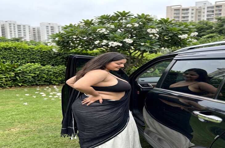 साड़ी में मॉडल का देसी अंदाज हुआ वायरल! कार के पास फोटोशूट ने सोशल मीडिया पर मचाई चर्चा
