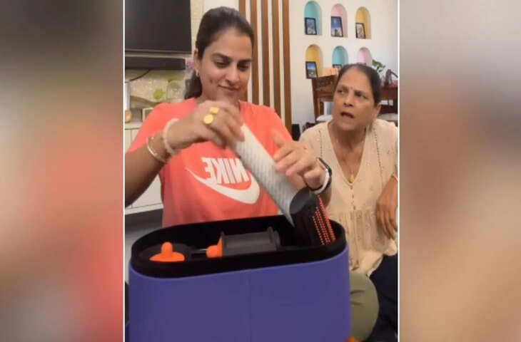 बेटी ने खरीदा 50 हजार का हेयर ड्रायर, देसी मां का रिएक्शन देख हंसी नहीं रोक पाएंगे आप, Video