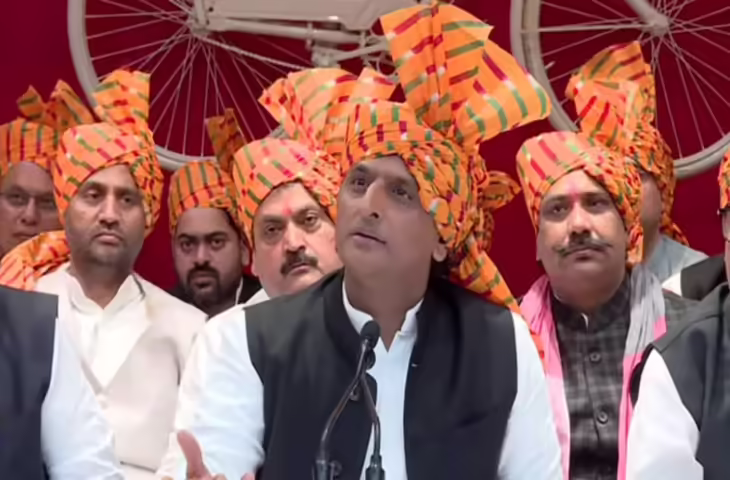 सपा अध्यक्ष अखिलेश यादव ने कहा कि महापुरुषों को राजनीति में नहीं लाया जाना चाहिए और न ही किसी पार्टी को उनका फायदा उठाना चाहिए। उन्होंने महाराणा प्रताप की जयंती पर दो दिन का सार्वजनिक अवकाश घोषित करने की भी मांग की। उन्होंने आगे कहा कि रोजगार या व्यापार कभी भी भाजपा के एजेंडे में नहीं था।  प्रदेश सपा मुख्यालय में आयोजित प्रेस वार्ता में पूर्व सीएम अखिलेश यादव ने कहा कि समाजवादी पार्टी की सरकार बनने पर गोमती रिवर फ्रंट पर महाराणा प्रताप की मूर्ति लगाई जाएगी, जिनके हाथ में चमचमाती सोने की तलवार होगी।  एक सवाल के जवाब में अखिलेश ने कहा कि महाराणा प्रताप किसी एक जाति के नहीं, बल्कि सभी के हैं। उन्होंने कहा कि भाजपा के एजेंडे में कोई व्यापार नहीं है, इसलिए वह सैकड़ों वर्षों से आयोजित हो रहे मेलों का विरोध कर रही है। उन्होंने कहा कि जबकि देश युद्ध में उलझा हुआ है, सरकार गुप्त रूप से एलओआई (आशय पत्र) जारी कर रही है। उधर, शुक्रवार को प्रदेश सपा मुख्यालय पर क्षत्रियों का प्रबुद्ध सम्मेलन आयोजित किया गया। इसमें पूर्व मंत्री अरविंद सिंह गोप, पूर्व एमएलसी उदयवीर सिंह और पूर्व सांसद अरविंद सिंह का विशेष सहयोग रहा।