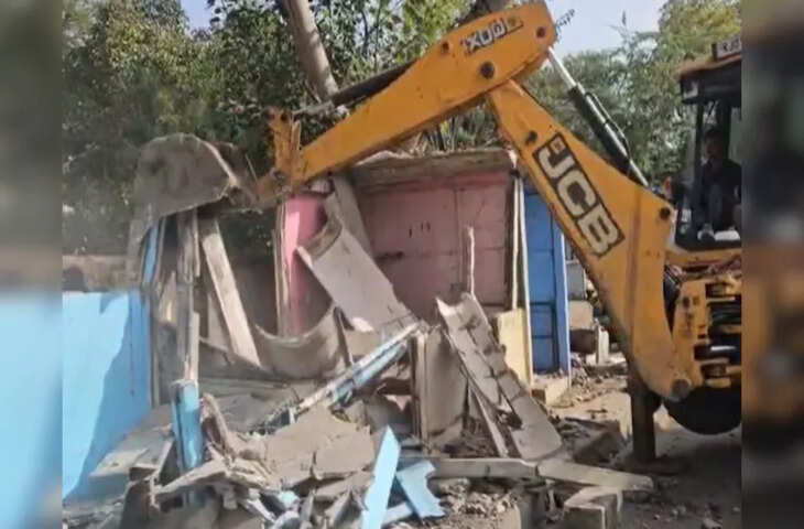 बेरोजगारों को आवंटित स्टॉल पर चलीं जेसीबी, प्रशासन ने अवैध बताकर हटाया