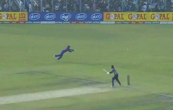 axar patel took brilliant catch of chamika karunaratne-11