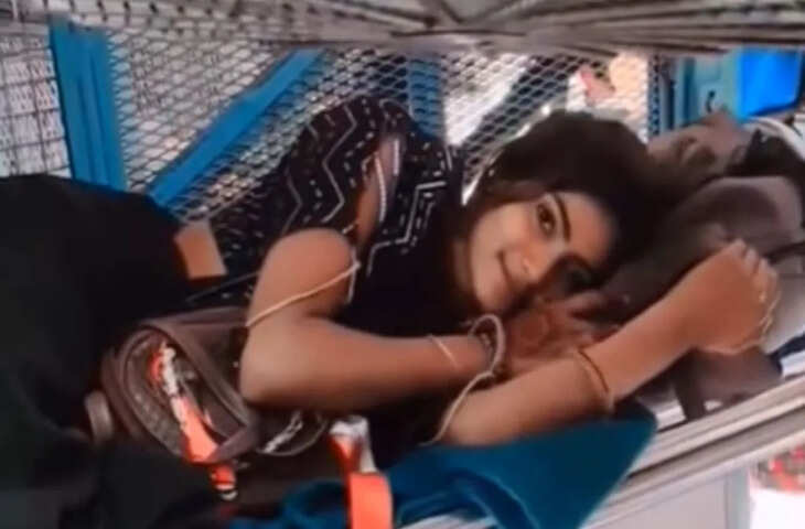 ट्रेन के अंदर कपल का वीडियो वायरल, यात्रियों के बीच ऐसी हरकत ने खींचा लोगों का ध्यान