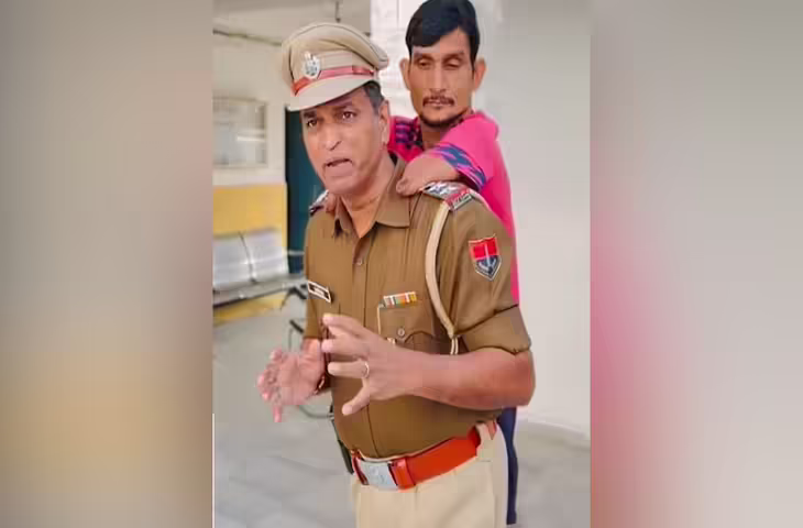 &lsquo;थाना देखना चाहता हूं&hellip;&rsquo; SHO ने पूरी की एक दिव्यांग की इच्छा, इंसानियत की मिसाल बना पुलिस विभाग