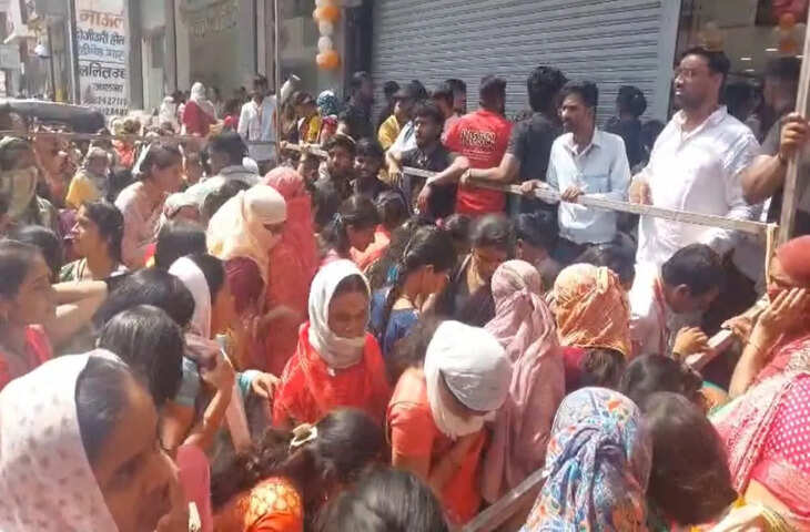 जालना में 51 रुपये में साड़ी का ऑफर, सोशल मीडिया पर वायरल और दुकान पर अफरा-तफरी