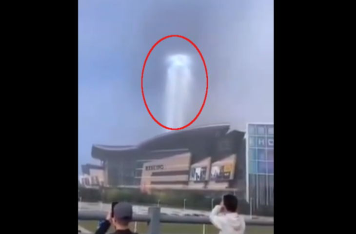 कैमरे में कैद हुआ प्रकृति का अद्भुत नजारा, आसमान को चीरते हुए निकली ऐसी रोशनी