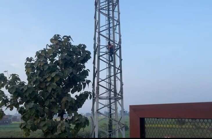 शादी नहीं कराई तो नहीं उतरूंगा, युवक ने मोबाइल टावर पर चढ़कर किया हाईवोल्टेज ड्रामा, देखे वीडियो&nbsp;