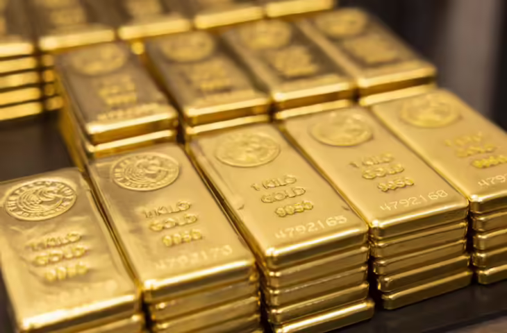 Gold Price Today: सोने की चमक पड़ी फीकी, दिल्ली में ₹152980 पर आया 10 ग्राम का भाव, चांदी ने भी दिया झटका&nbsp;