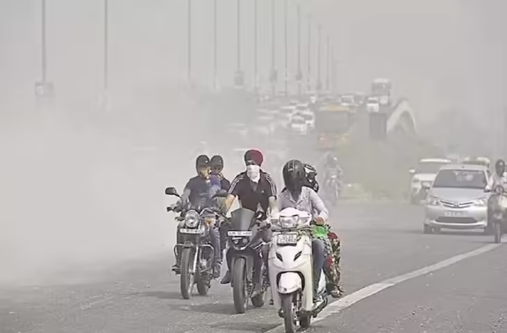 Delhi Air Quality Update: जहरीली हवा और कम विजिबिलिटी से दिल्लीवासी परेशान! AQI 500 के करीब, राजधानी में&nbsp;येलो अलर्ट जारी