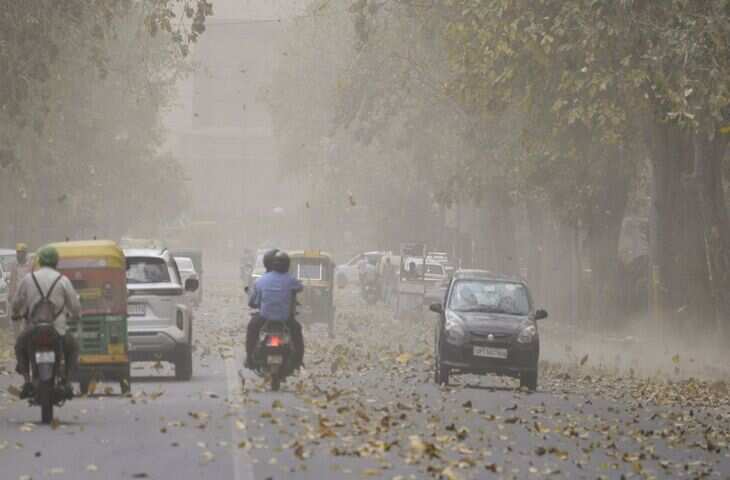 Delhi Weather Update: तापमान में गिरावट के साथ दिल्ली में होगी बारिश, गरज-चमक और आंधी के संके