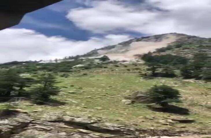 हिमाचल में अचानक दरका पहाड़, 200 मीटर सड़क हुई गायब! कैमरे में कैद हुआ मंजर