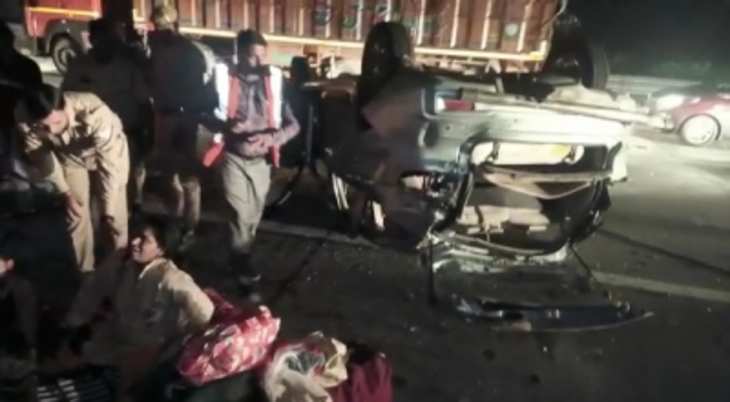 दो कारों के बीच Yamuna Expressway पर टक्कर, आठ लोग घायल