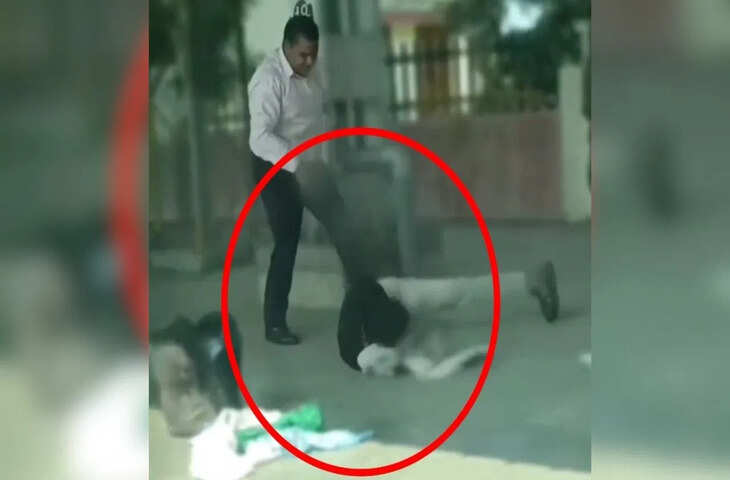 स्टेशन पर सो रहा था दिव्यांग, देखते ही आग बबूला हो गया GRP हेड कांस्टेबल, लात-घूसे और जूते से पीटा