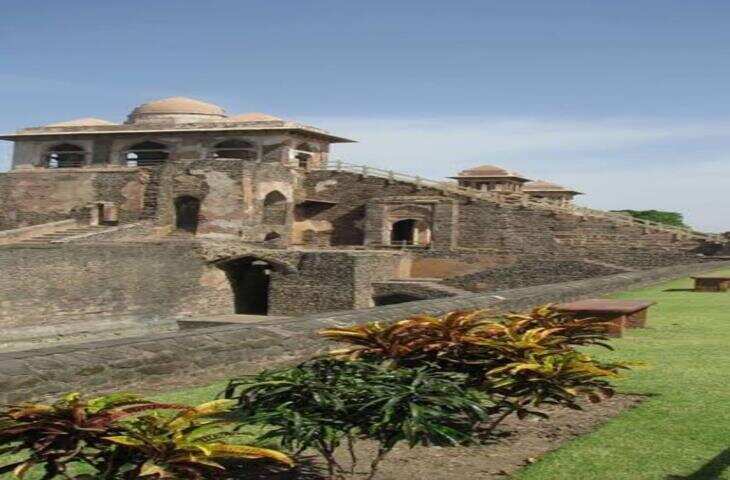 MP Top Haunted Places: मध्य प्रदेश की रहस्यमयी और डरावनी जगहें, जहां दिन में भी कदम रखने से डरते हैं लोग