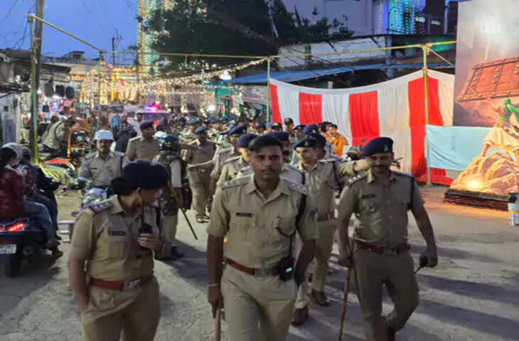त्योहारों से पहले छिंदवाड़ा में पुलिस का फ्लैग मार्च: बाजारों और संवेदनशील इलाकों में भारी सुरक्षा, ड्रोन और साइबर सेल से निगरानी