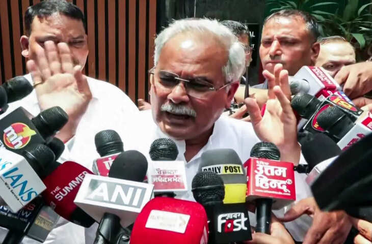 13 साल पहले छत्तीसगढ़ की झीरम घाटी में हुआ माओवादी हमला देश के सबसे बड़े राजनीतिक हमलों में गिना जाता है। 25 मई 2013 को कांग्रेस की परिवर्तन यात्रा के दौरान माओवादियों ने नेताओं और कार्यकर्ताओं के काफिले को निशाना बनाया था। इस हमले में तत्कालीन प्रदेश कांग्रेस अध्यक्ष नंद कुमार पटेल और उनके बेटे दिनेश पटेल की मौत हो गई थी।  हमले में विपक्ष के तत्कालीन नेता और आदिवासी नेता महेंद्र कर्मा भी मारे गए थे। इसके अलावा पूर्व केंद्रीय मंत्री विद्या चरण शुक्ल और कांग्रेस के वरिष्ठ नेता एवं पूर्व विधायक उदय मुदलियार समेत कुल 29 लोगों की जान चली गई थी। हमले में बड़ी संख्या में लोग घायल भी हुए थे।  झीरम घाटी की इस घटना ने पूरे देश को झकझोर दिया था। एक ही हमले में कांग्रेस के कई वरिष्ठ नेताओं की मौत के बाद सुरक्षा व्यवस्था और नक्सल हिंसा को लेकर गंभीर सवाल उठे थे। घटना के बाद मामले की जांच राष्ट्रीय जांच एजेंसी यानी एनआईए को सौंपी गई थी। वर्षों तक चली जांच और न्यायिक प्रक्रिया के बाद अब मामले में अदालत का फैसला सामने आया है।  झीरम घाटी हमले के पीड़ित परिवारों के लिए यह मामला लंबे समय से न्याय की प्रतीक्षा से जुड़ा रहा है। हमले में जान गंवाने वाले नेताओं और अन्य लोगों के परिवार लगातार दोषियों को सजा दिए जाने की मांग करते रहे हैं। अब अदालत के फैसले के बाद इस मामले की न्यायिक प्रक्रिया एक महत्वपूर्ण पड़ाव पर पहुंची है।  हालांकि, अदालत के फैसले के बाद भी मामले से जुड़े अन्य पहलुओं और कथित साजिश की जांच को लेकर अलग-अलग मांगें सामने आती रही हैं। अब आगे की कानूनी प्रक्रिया में उच्च अदालत में संभावित अपील समेत अन्य कदम महत्वपूर्ण होंगे।