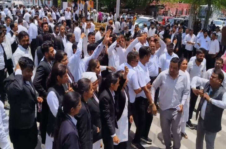 वीडियो में देखें अजमेर में भडके वकीलों ने जमकर मचाया हुडदंग, पीडब्ल्यूडी अधिकारी को सड़क पर दौड़ा-दौड़ाकर पीटा