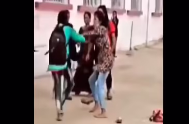 घूमने निकलीं और लड़ने लगीं! पहाड़ी पर्यटन स्थल पर युवतियों के बीच हुई हाथापाई का वीडियो चर्चा में