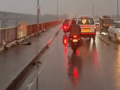 प्रयागराज में चक्रवात के असर से बदला मौसम, 24 घंटे से रुक-रुककर हो रही बारिश; ठंडी हवाओं से बढ़ी सर्दी