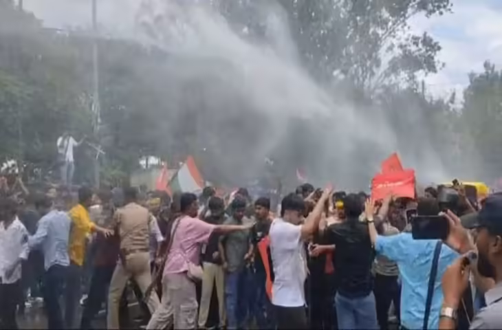 'टीयर गैस का इंतजाम नहीं है क्या...' छात्र ने पुलिस से पुछा ऐसा सवाल, कि सोशल मीडिया पर जमकर वायरल हो रहा वीडियो&nbsp;