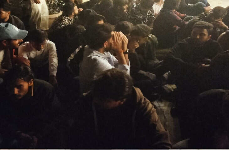 वीडियो में देखें जयपुर के रिहायशी इलाके में चल रही नशे की पार्टी का भंडाफोड़, हब फोर्टी कैफे पर पुलिस रेड