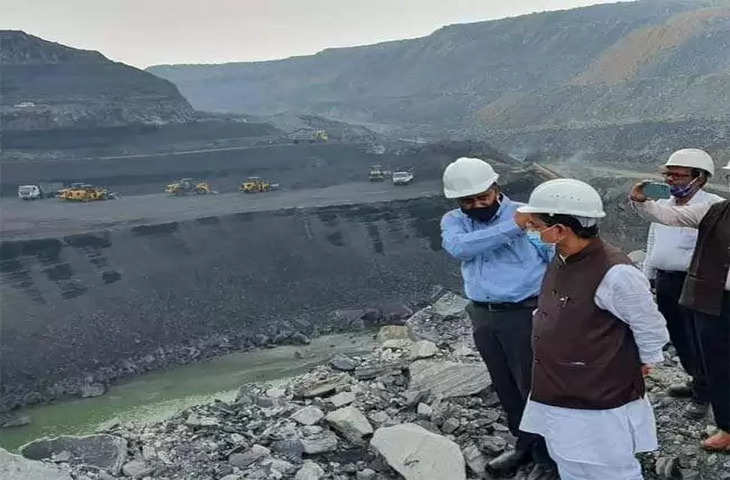 Dhanbad India Coal Crisis खदान में उतरे कोयला मंत्री, बोले-कार्यसंस्कृति बदलें अधिकारी, उत्पादन और डिस्पैच पर दें ध्यान
