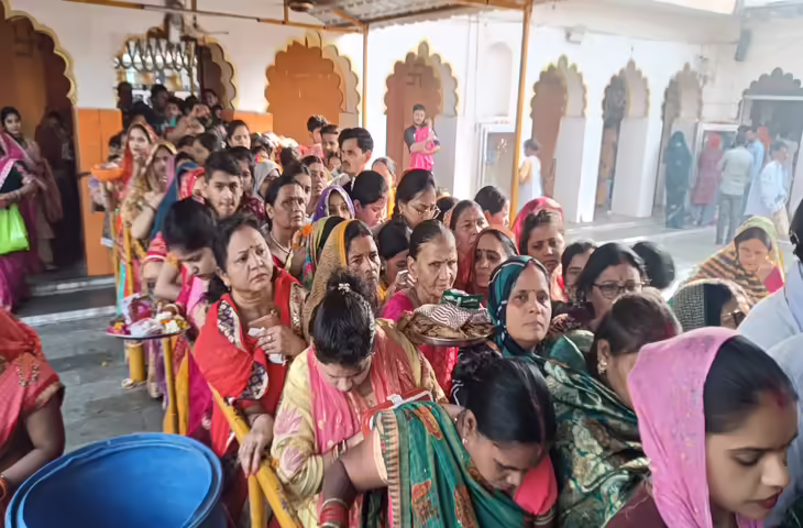 सीतामाता अभयारण्य क्षेत्र में ग्राम पंचायत मांड कला और ग्राम पंचायत पाल के तत्वावधान में 14 मई से पारंपरिक सीतामाता मेले का शुभारंभ हो गया है। यह चार दिवसीय धार्मिक आयोजन क्षेत्र की आस्था और संस्कृति का महत्वपूर्ण केंद्र माना जाता है, जिसमें राजस्थान, मध्य प्रदेश और गुजरात से लाखों श्रद्धालुओं के पहुंचने की संभावना जताई गई है।  मेले को लेकर प्रशासन ने तैयारियां तेज कर दी हैं। जिला कलेक्टर के निर्देश पर अधिकारियों ने मेला स्थल का निरीक्षण कर व्यवस्थाओं की समीक्षा की और संबंधित विभागों के कर्मचारियों को बेहतर सुविधा सुनिश्चित करने के निर्देश दिए। भीड़ प्रबंधन, पेयजल, चिकित्सा और सुरक्षा व्यवस्था को लेकर विशेष सतर्कता बरती जा रही है।  अनुमान है कि मेले के दौरान प्रतिदिन औसतन एक लाख से अधिक श्रद्धालु सीतामाता मंदिर और आसपास के धार्मिक स्थलों के दर्शन के लिए पहुंचेंगे। यह मेला न केवल धार्मिक आस्था का केंद्र है, बल्कि क्षेत्रीय सांस्कृतिक मेलजोल का भी बड़ा अवसर बन जाता है।  इस मेले की एक विशेष और चुनौतीपूर्ण बात यह है कि अभयारण्य क्षेत्र के लगभग 15 किलोमीटर दायरे में मोबाइल नेटवर्क पूरी तरह से काम नहीं करता, जिससे संचार व्यवस्था प्रभावित रहती है। इसके बावजूद श्रद्धालु बड़ी संख्या में यहां पहुंचते हैं और आस्था के इस स्थल से जुड़ते हैं।  श्रद्धालुओं को बड़ीसादड़ी या प्रतापगढ़ मार्ग से पहुंचने पर कई किलोमीटर तक पैदल यात्रा भी करनी पड़ती है। लगभग 3 से 4 किलोमीटर तक का रास्ता पथरीला और पहाड़ी होने के कारण श्रद्धालुओं को कठिनाई का सामना करना पड़ता है, लेकिन आस्था के चलते उनकी भीड़ में कोई कमी नहीं आती।  प्रशासन ने श्रद्धालुओं की सुविधा के लिए अस्थायी व्यवस्थाएं जैसे पेयजल, चिकित्सा शिविर और मार्गदर्शन केंद्र स्थापित किए हैं। साथ ही वन विभाग और पुलिस प्रशासन को भीड़ नियंत्रण और सुरक्षा व्यवस्था के लिए अलर्ट पर रखा गया है।  सीतामाता मेला हर वर्ष आस्था, प्रकृति और परंपरा के अनूठे संगम के रूप में आयोजित होता है, जो इस क्षेत्र की धार्मिक और सांस्कृतिक पहचान को और मजबूत करता है।