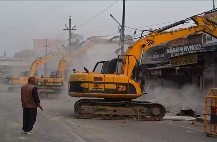 गुरुग्राम के DLF फेज-3 में बड़ी बुलडोजर कार्रवाई, अवैध कमरे-रसोई और टॉयलेट किए ध्वस्त