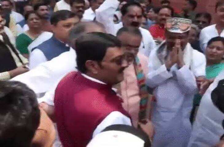 संसद पहुंचे पूर्व शिक्षा मंत्री धर्मेंद्र प्रधान, BJP-NDA सांसदों ने किया स्वागत; वीडियो में जाने विपक्षी टिप्पणी पर बोले- 'मैं स्ट्रीट फाइटर हूं'